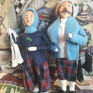 2 VINTAGE AMAZING BYERS CHOICE CAROLERS DOLLS.